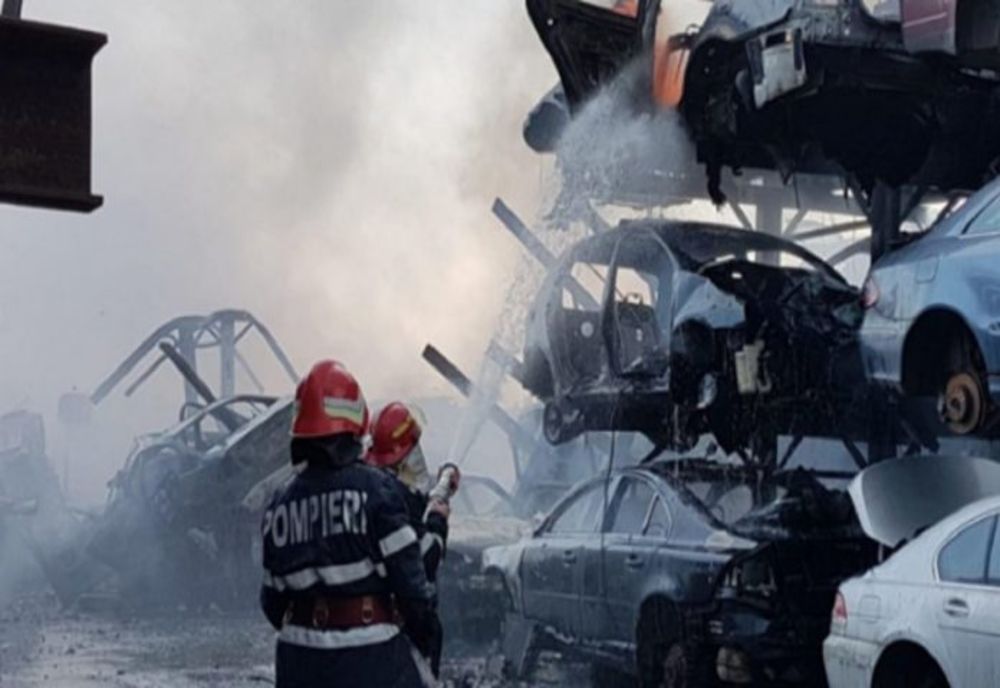 Incendiu într-un parc de dezmembrări auto din Bucov