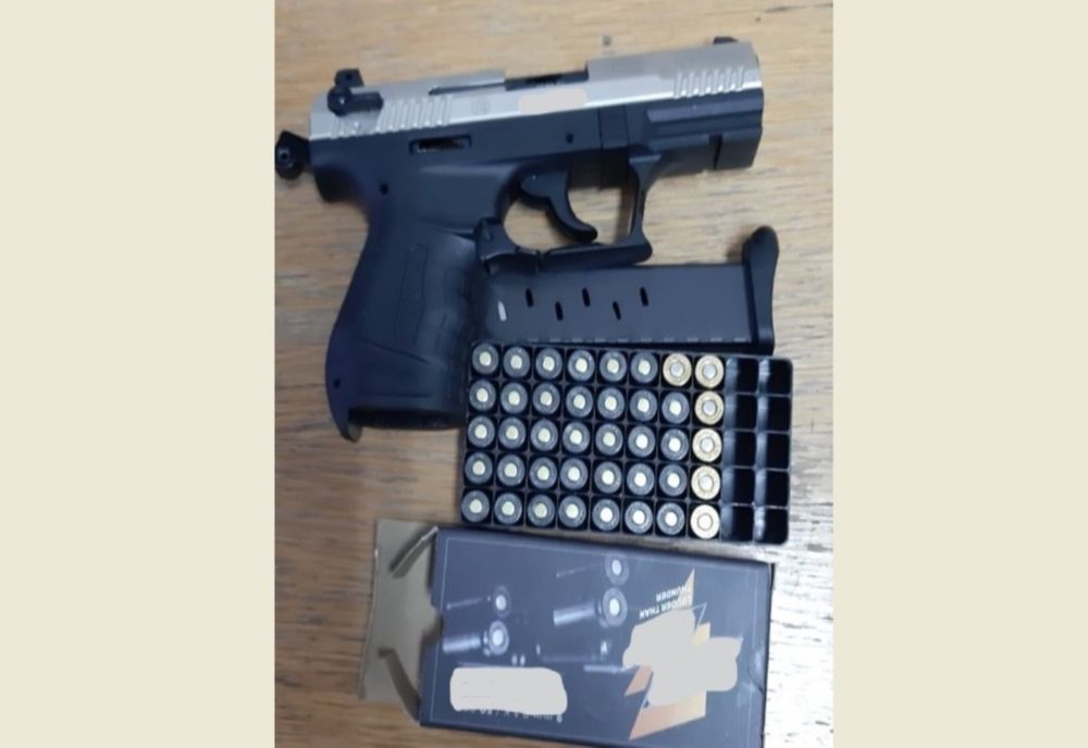 Câmpina: Un bucureștean a fost prins încercând să vândă o armă cumpărată de pe internet