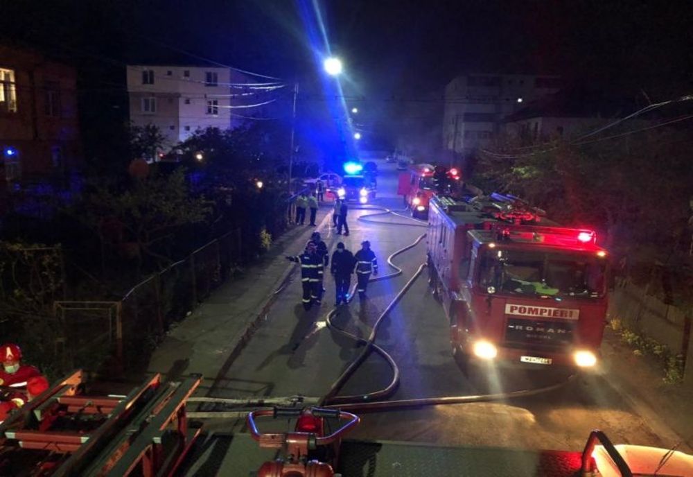 Două garaje și un autoturism s-au făcut scrum, la Brazi