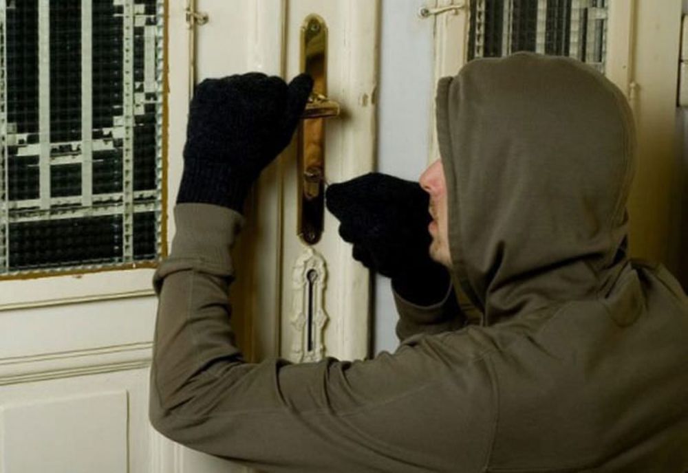 Hoț surprins când încerca să dea o spargere, la Dumbrăvești