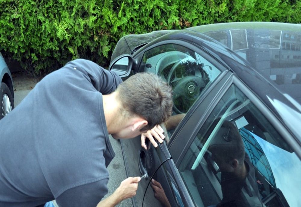 Polițiștii ploieșteni i-au identificat pe autorii furtului de 5000 de euro dintr-un autoturism