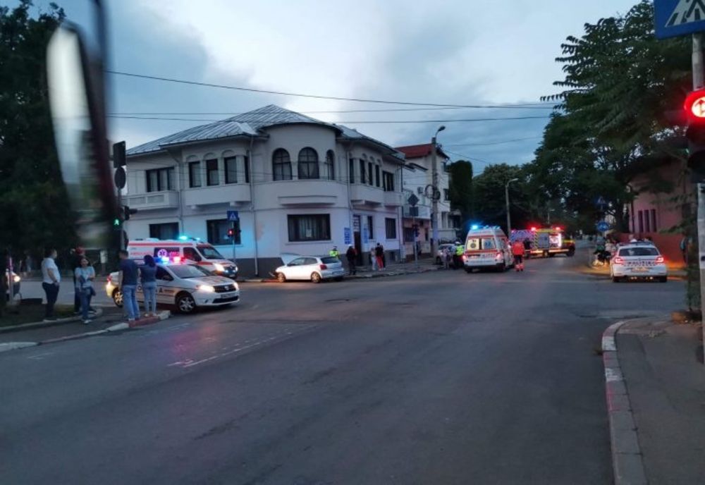 Ploiești: Mașină a Poliției, lovită de un auto care a pătruns în intersecție pe culoarea verde