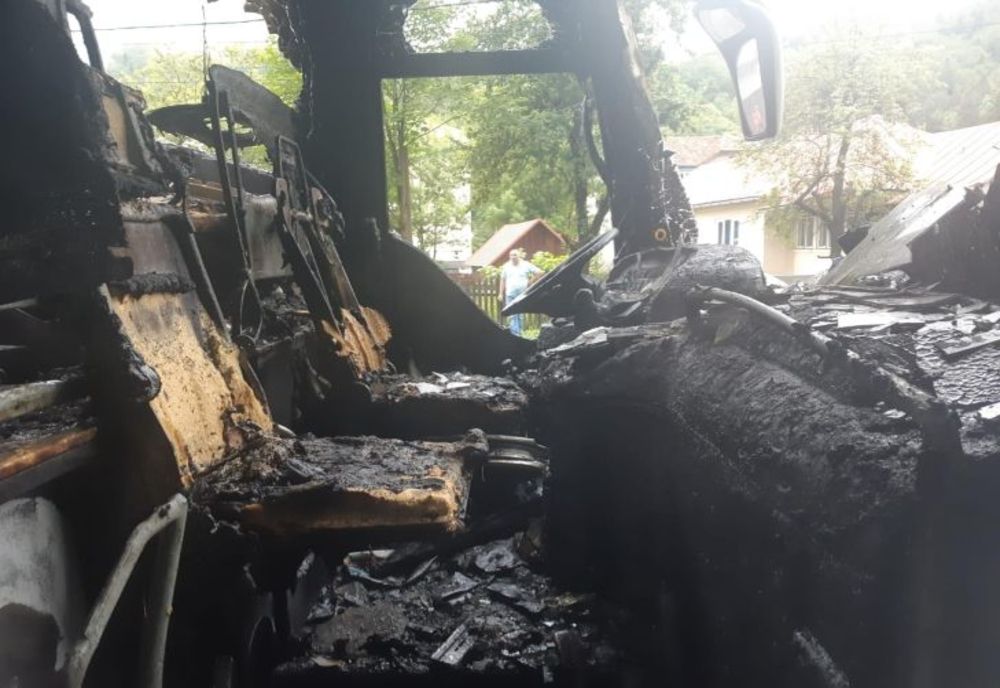 FOTO/VIDEO Autocar în flăcări la Azuga