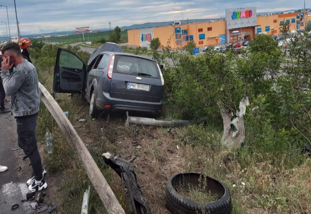 Accident cumplit DN1, pe Centura de Vest a Ploieștiului! O maşină a "retezat" un stâlp şi balustrada și s-a oprit la marginea unei pante abrupte