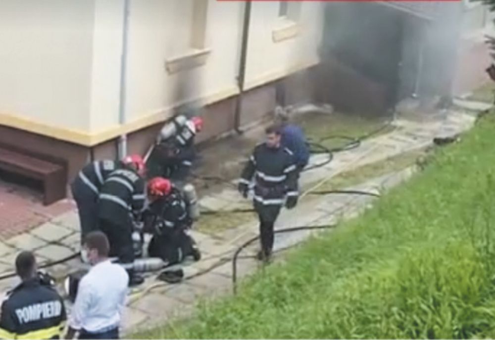Zeci de persoane, printre care și un nou-născut, evacuate, în urma unui incendiu la Spitalul din Sinaia