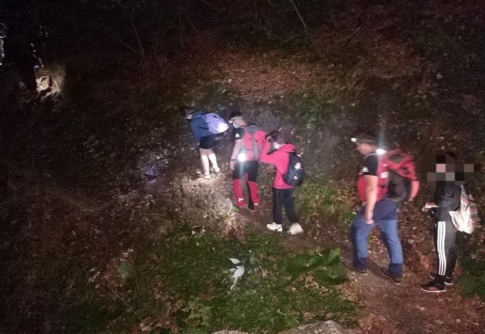 Un grup de adolescenţi din Ploieşti a fost coborât de salvamontişti de pe Valea Jepilor