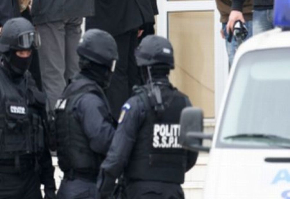 Percheziție în Giurgiu a polițiștilor din Prahova într-un dosar de fraude informatice