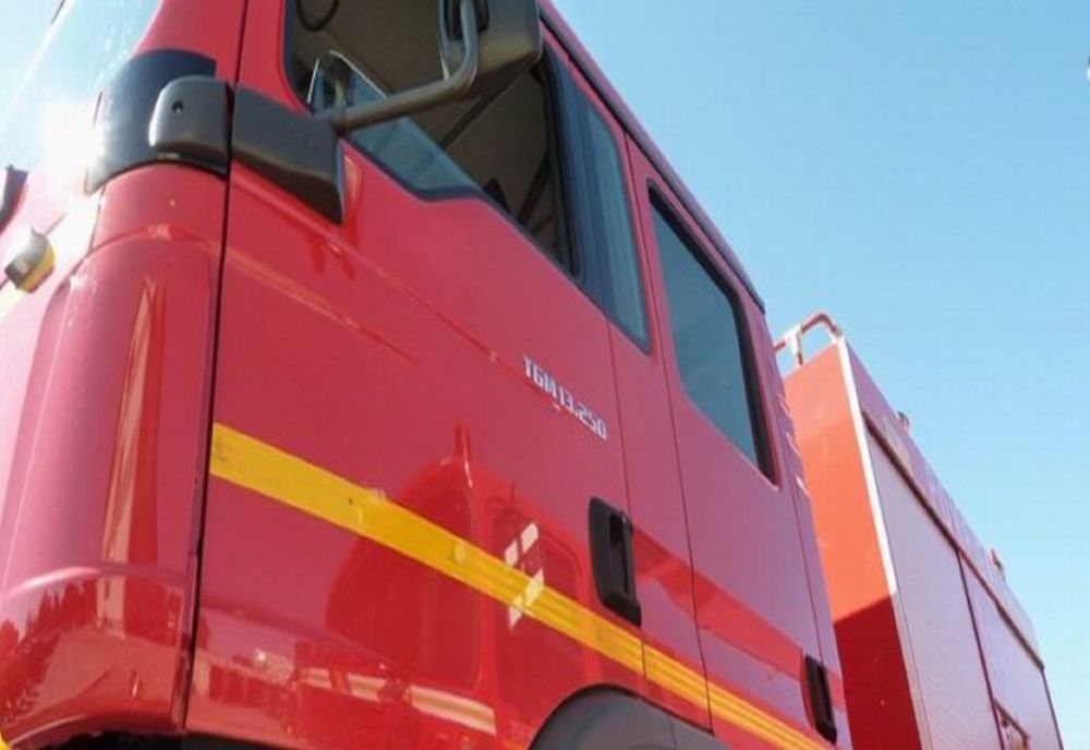 Casă în flăcări în Prahova. Două persoane, asistate medical