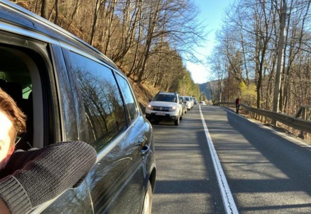 Cozi de mașini pe DN1, la intrare în Sinaia, din cauza unor lucrări de asfaltare