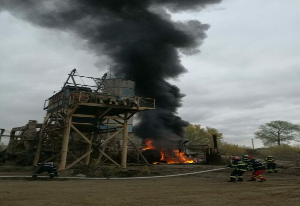 Incendiu violent la Bucov. Bazin cu 8 tone de bitum, cuprins de flăcări