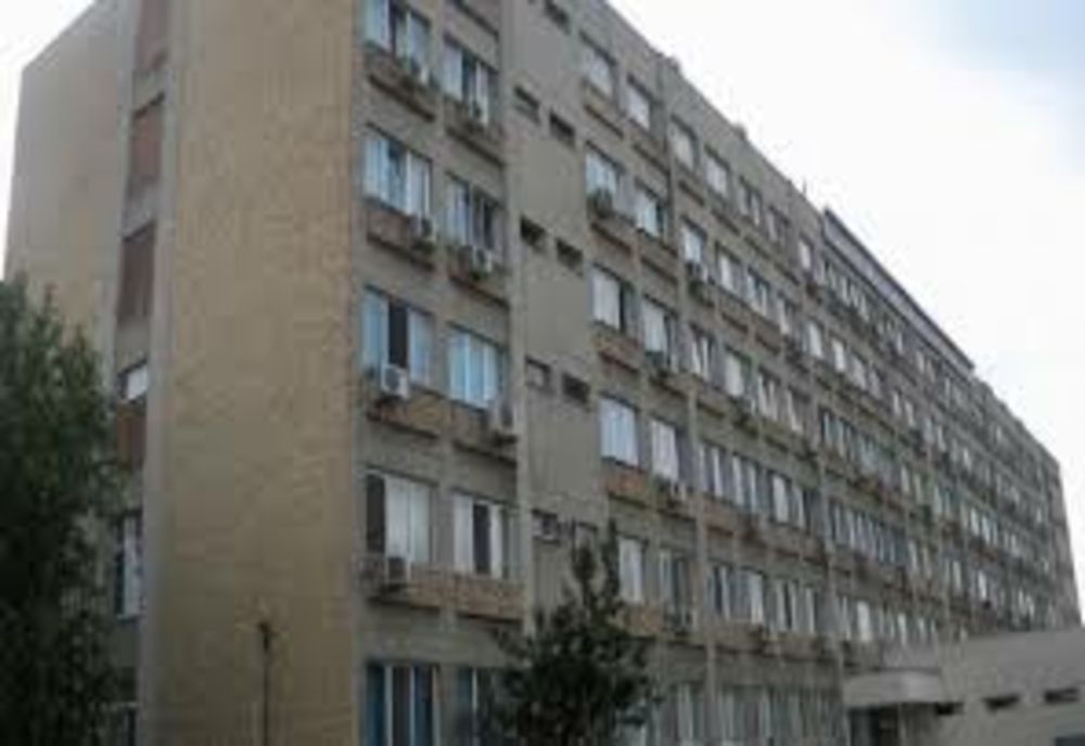 Conflict la Spitalul din Ploiești. O ambulanță a fost lovită cu piatra 