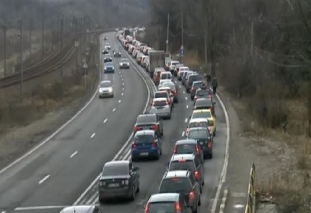 Trafic aglomerat în această după amiază pe DN 1. Mii de turiști merg spre stațiunile din Prahova