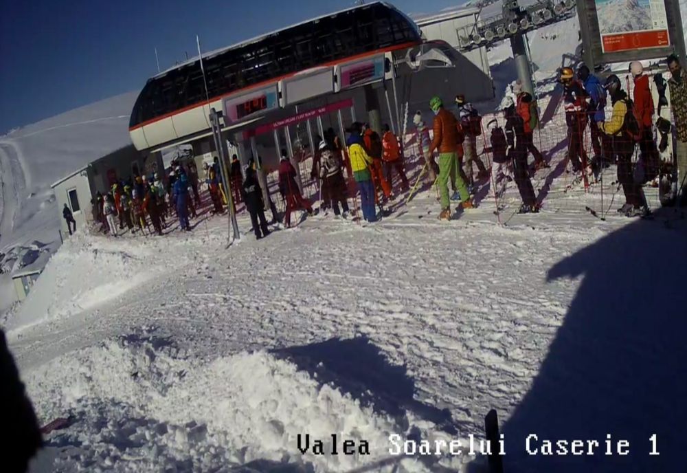 Zeci de polițiști și jandarmi asigură siguranța publică în zonele din domeniul schiabil din Sinaia