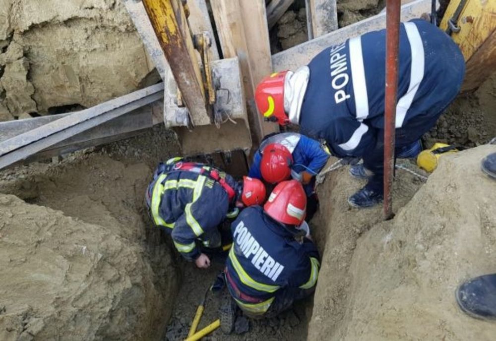 Bărbat prins sub un mal de pământ, la Ploiești. Victima a decedat