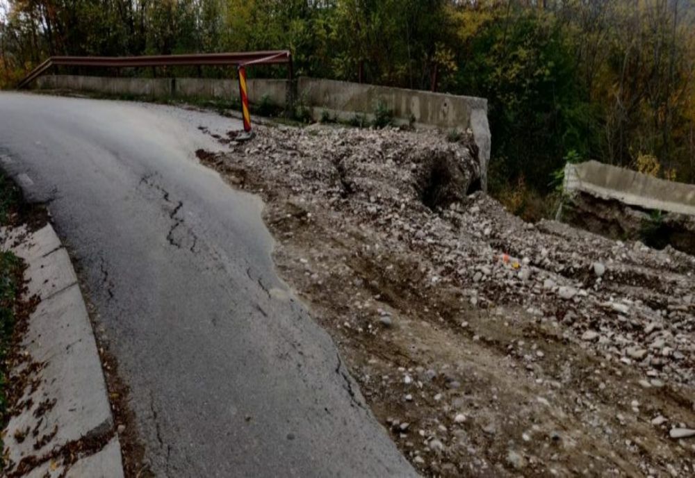 Porțiune de drum județean, surpată din cauza inundațiilor, în Prahova
