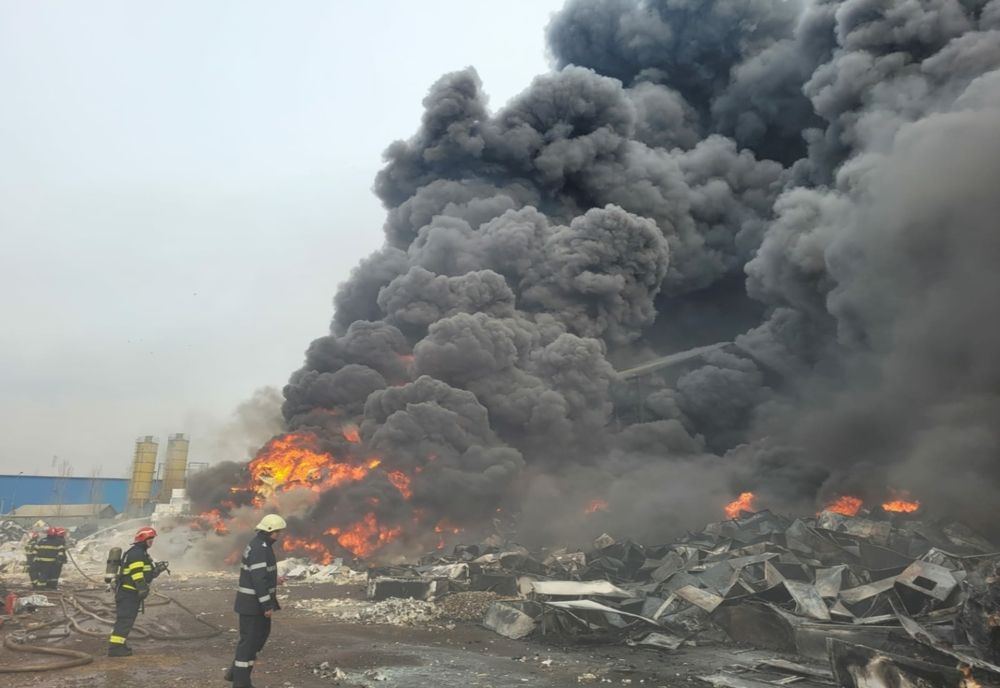 ISU Prahova intervine cu două autospeciale la incendiul de la Buzău. Un depozit de electrocasnice vechi a luat foc