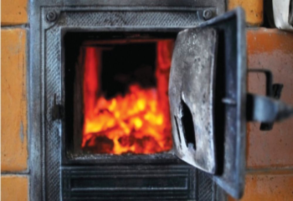 Două case din Prahova, la un pas de a fi înghițite de flăcări