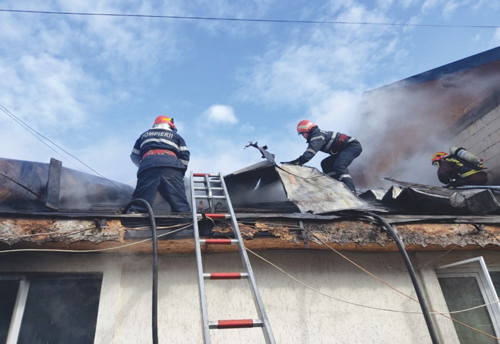 Pompierii din Prahova au salvat o femeie din flăcări