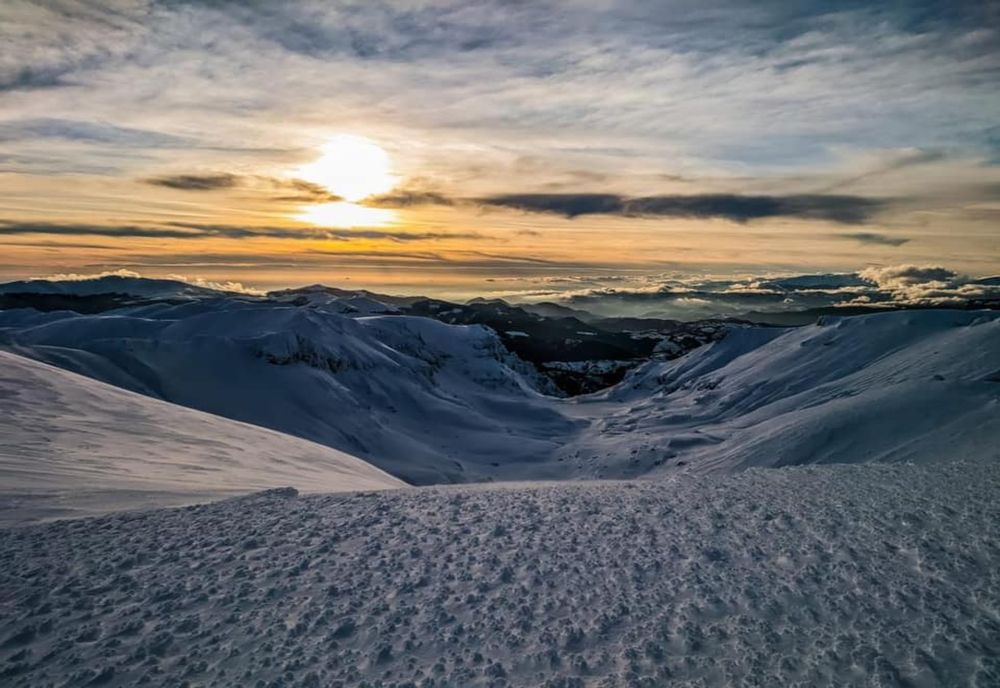 Stația meteo de la Vârfu OMU, afectată de zăpadă