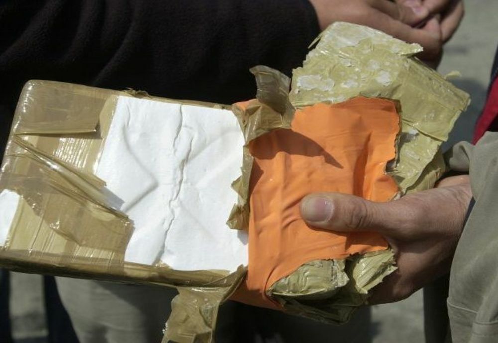 Un bărbat din Prahova a comandat și plătit online un telefon, dar a primit un colet cu o bucată de policarbonat