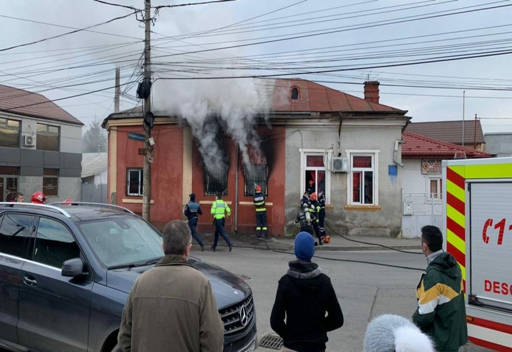 Incendiu violent la o casă din Ploiești. Trei autospeciale de pompieri, la locul incidentului  