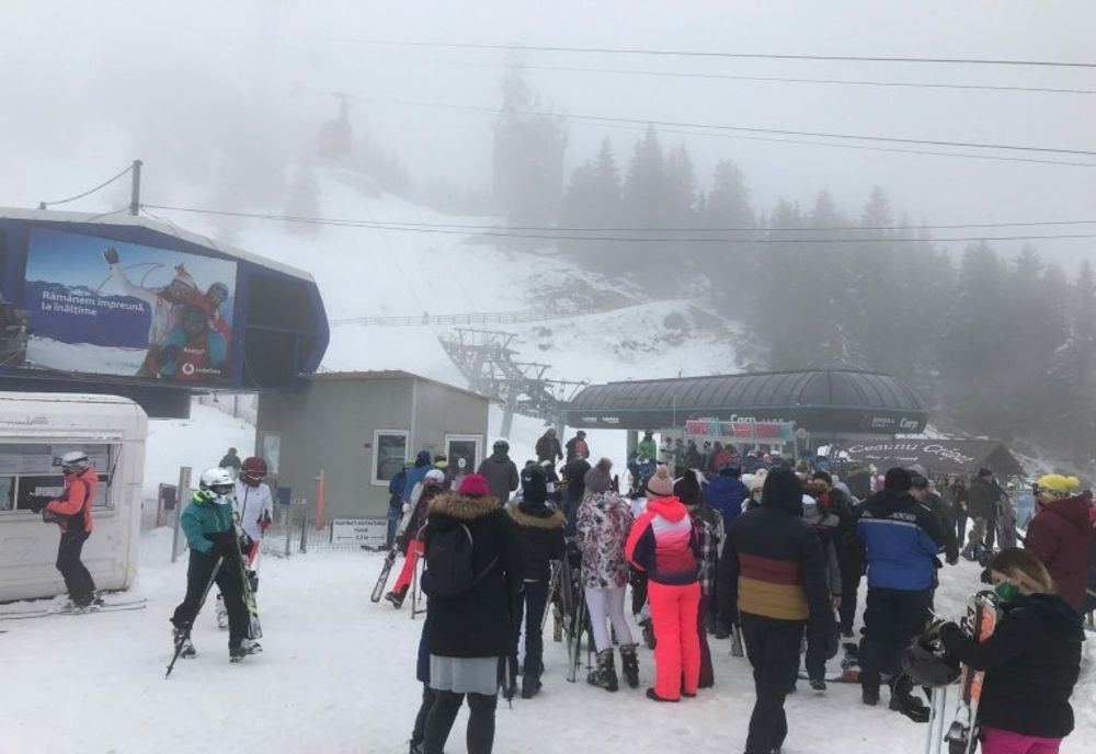 Cozi interminabile la instalațiile de transport pe cablu de pe Valea Prahovei