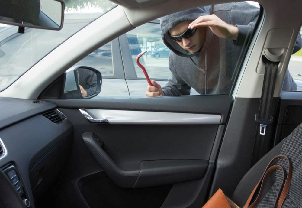 Bărbat care spărgea autoturisme în Ploieşti, reţinut în urma unor percheziții