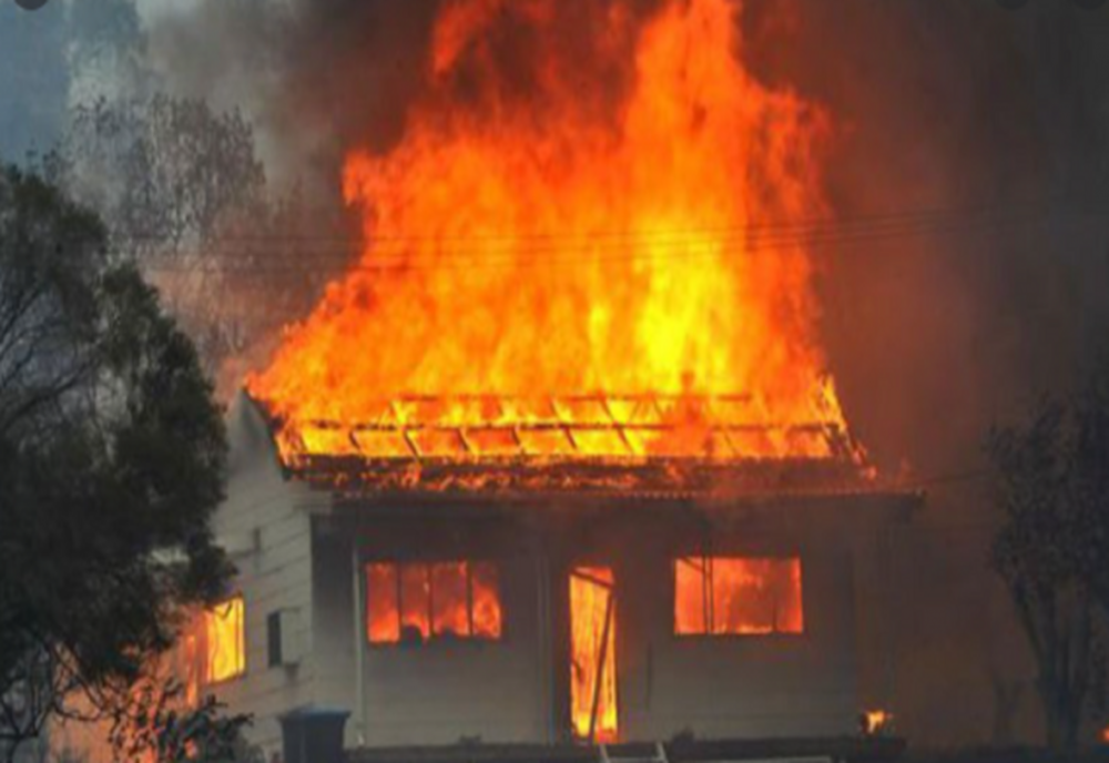 Locuință distrusă de flăcări din cauza unei lumânări, la Băicoi