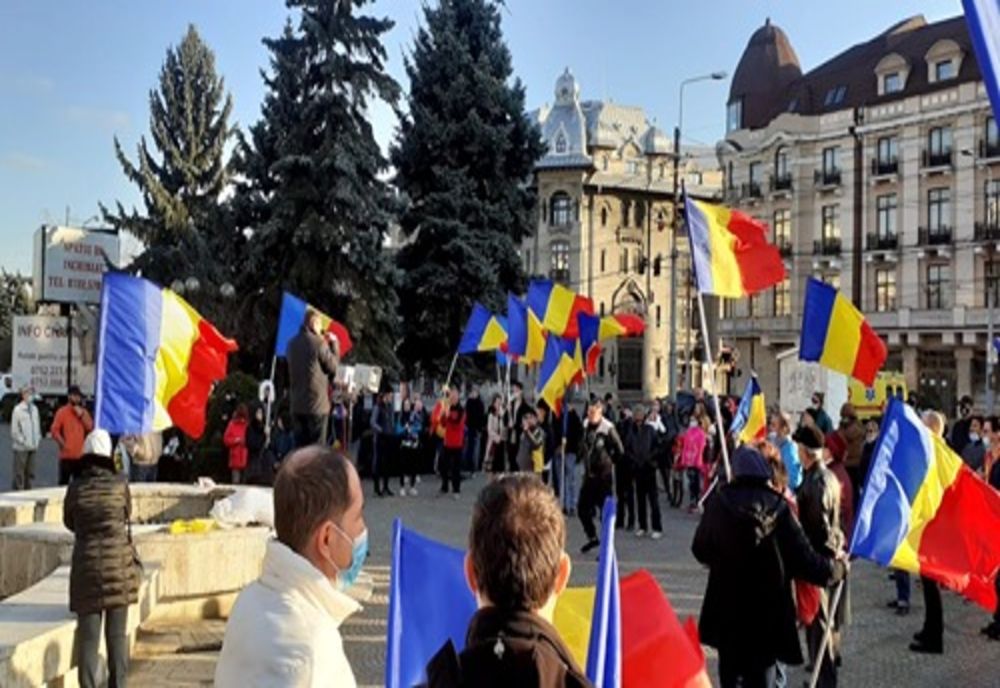 Sute de persoane protestează la Ploiești împotriva restricțiilor