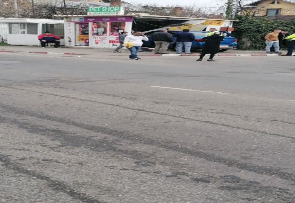 Un șofer a intrat cu mașina într-un magazin, la Ploiești