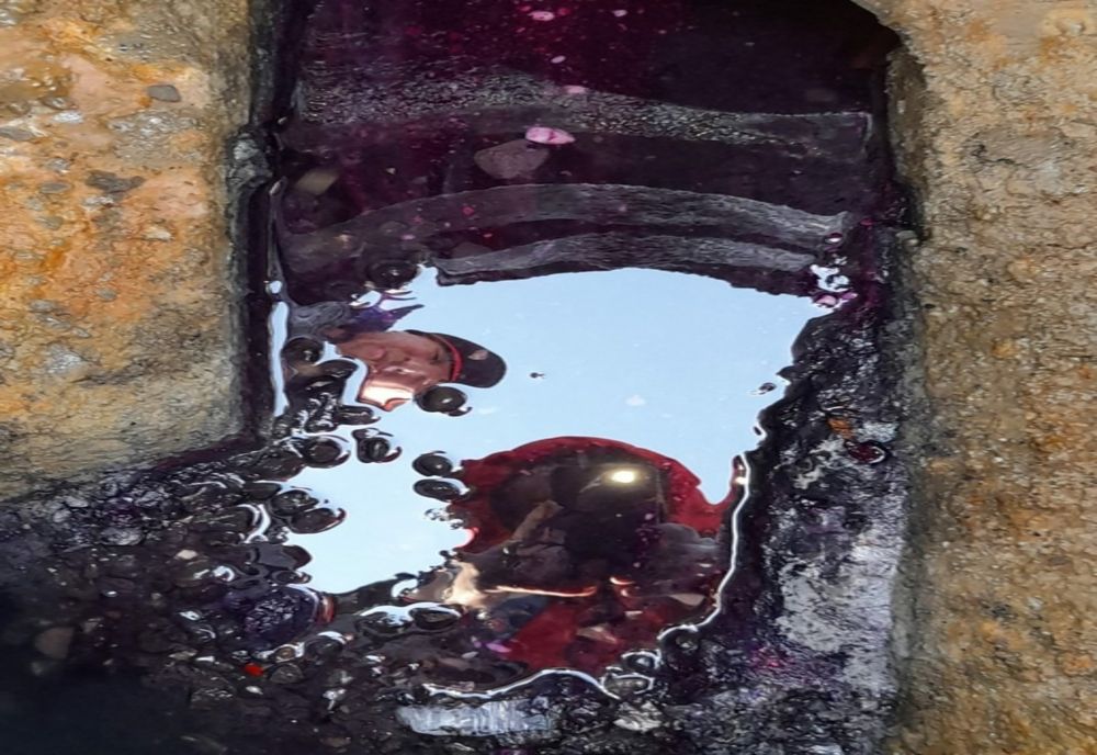 Un producător de vin a deversat deșeuri în rețeaua de canalizare a unei comune din Prahova