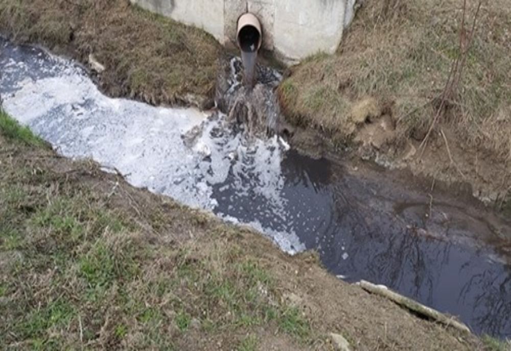 Poluare la Ceptura. Comisarii de mediu cer suspendarea activității stației de epurare