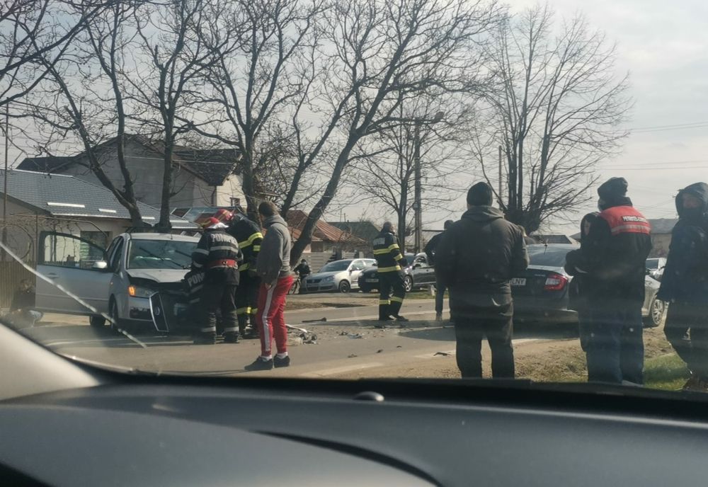 Două accidente în Prahova, pe DN1 și DN1A. 5 autoturisme și 15 persoane sunt implicate