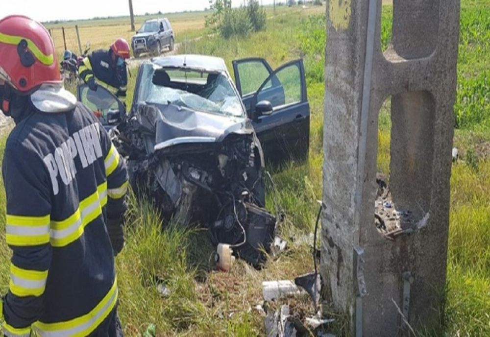 Accident pe DN 1, la Puchenii Mari. O mașină a intrat într-un stâlp, o persoană a rămas încarcerată 