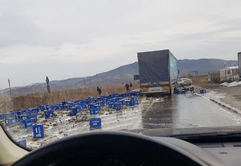 Mai multe lăzi dintr-un TIR au căzut pe DN 1, la Cornu. Trafic îngreunat