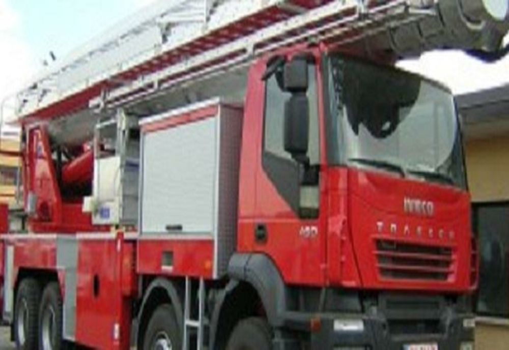 Bărbat din Ploiești în stare de ebrietate, coborât de pompieri și polițiști dintr-un copac 