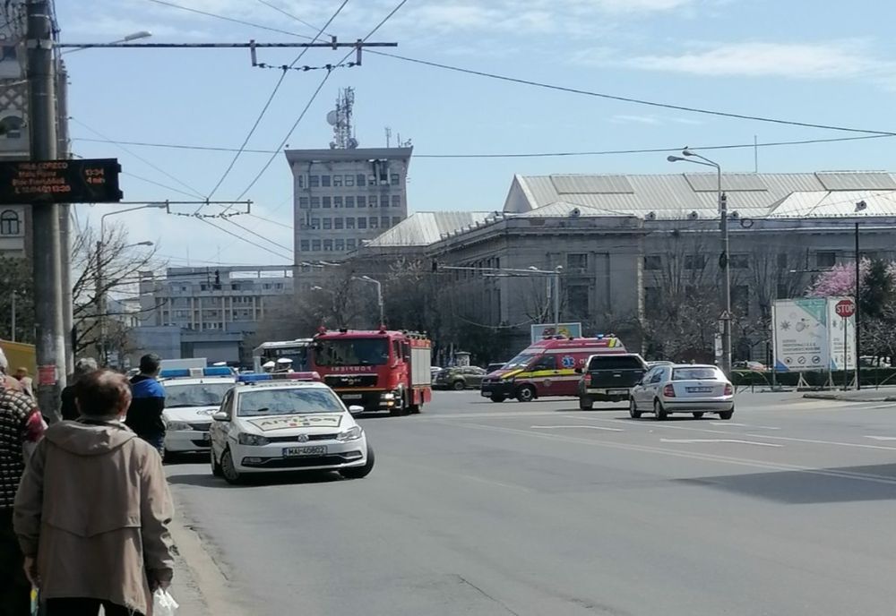 Accident în Ploiești. O femeie aflată într-un taxi este rănită