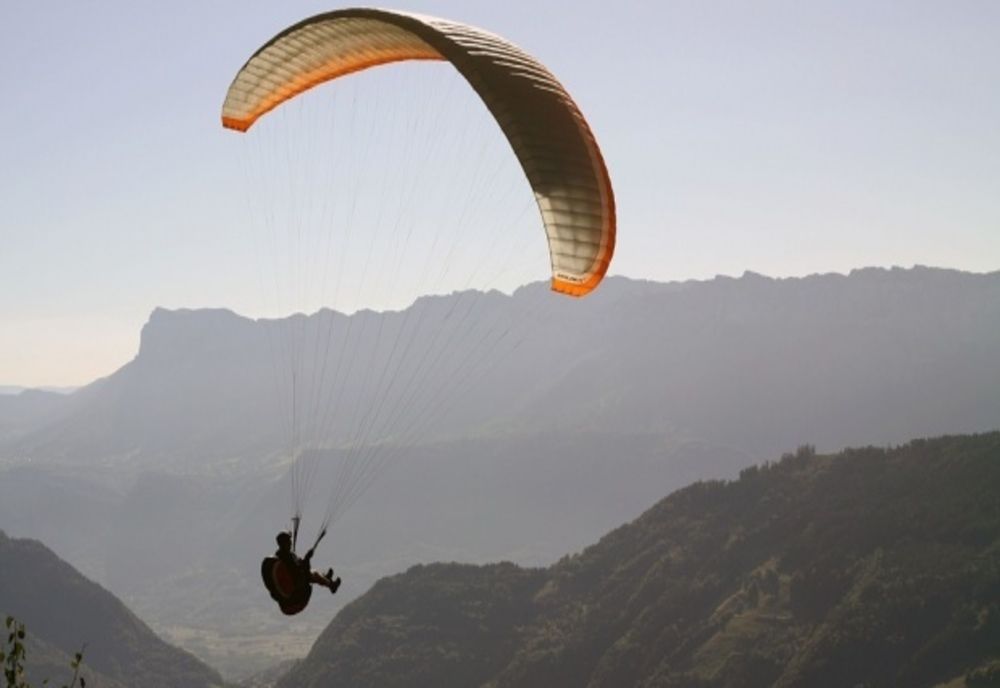 Un bărbat a căzut cu parapanta în Prahova