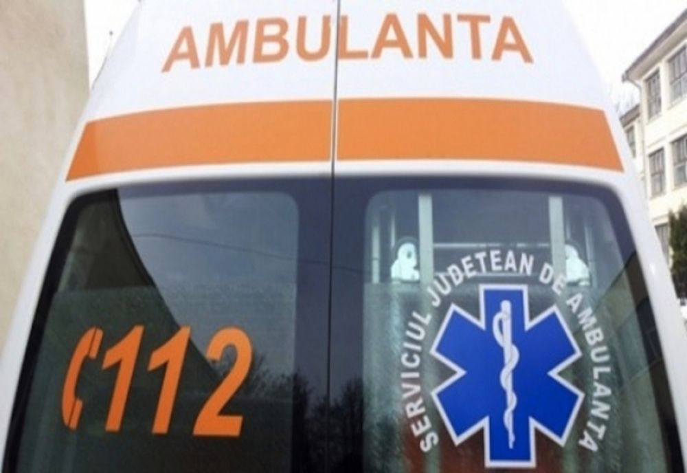 Un șofer care a făcut stop cardio-respirator a intrat cu mașina într-un autobuz parcat