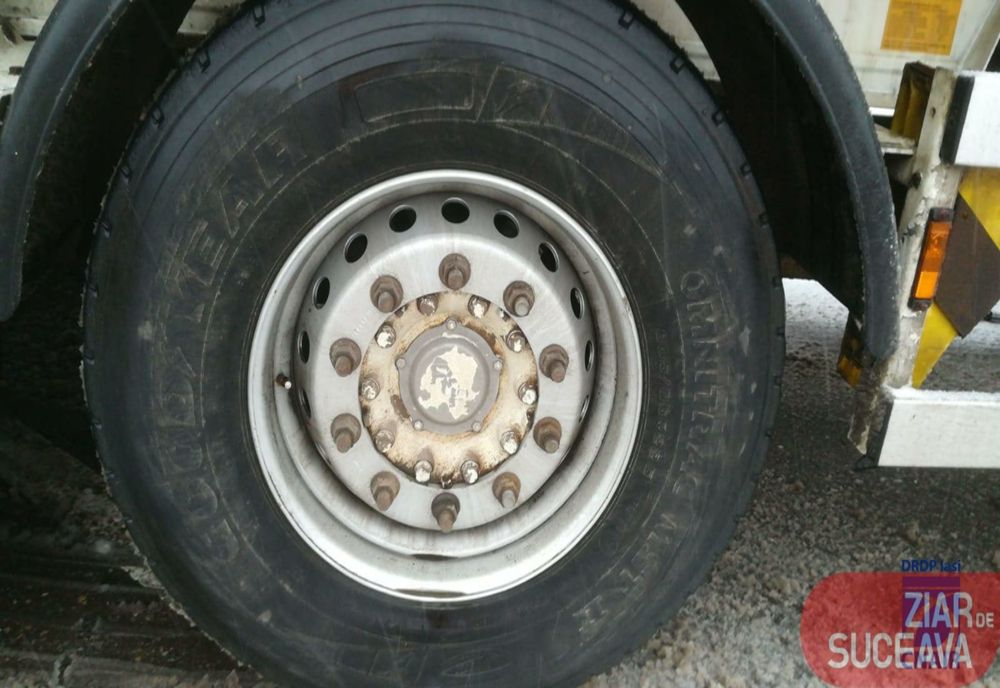 Explozie la cauciucul unei cisterne încărcată cu 22 de tone de combustibil 