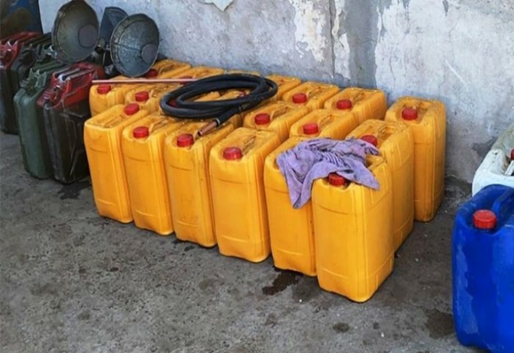 Trei bărbați din Prahova, reținuți pentru că ar fi furat combustibil din utilajele unei societăți