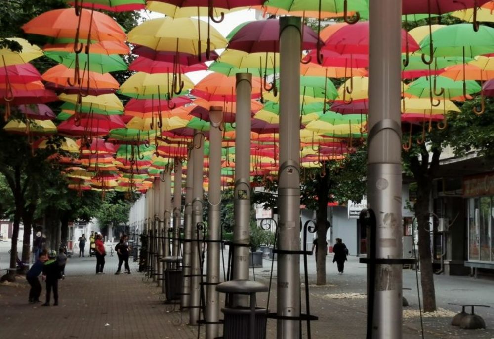 Pasajul pietonal din centrul Ploieștiului, transformat într-un decor multicolor