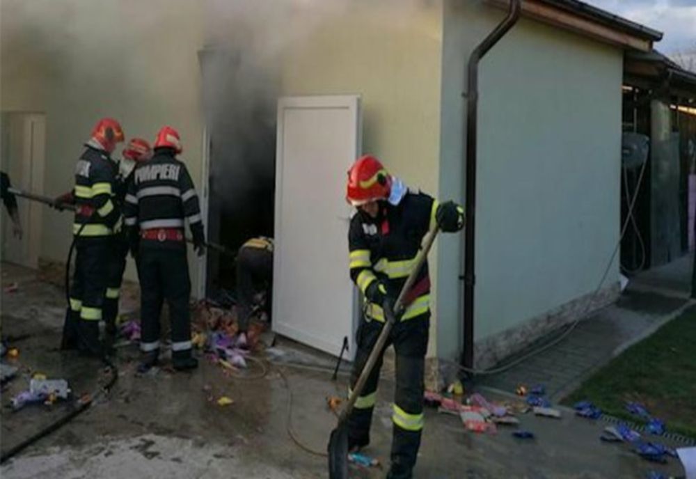 Incendiu puternic la Florești. Au ars o anexă și o instalație cu panouri solare