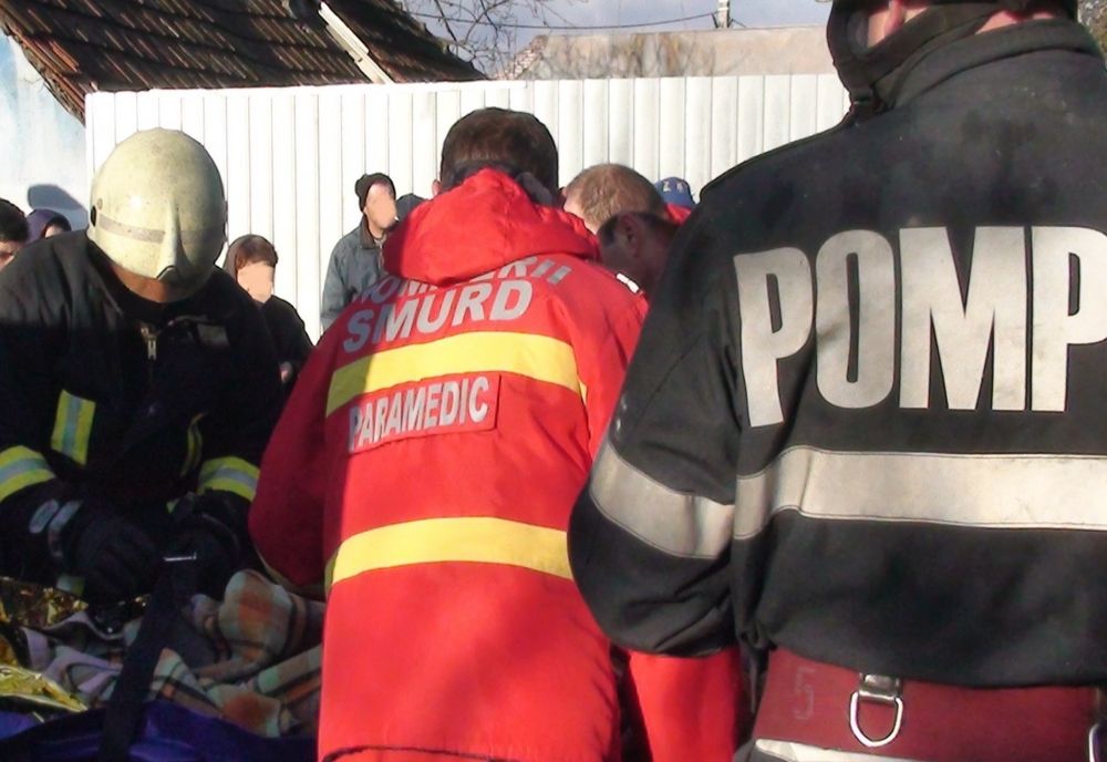Persoane evacuate dintr-un bloc din Ploiești după ce un bărbat a folosit un spray iritant