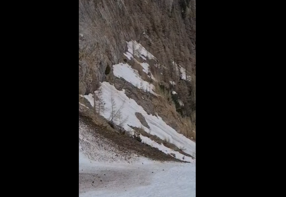 VIDEO - Alertă în Bucegi! Avalanșă de pământ cu pietre, filmată de schiori
