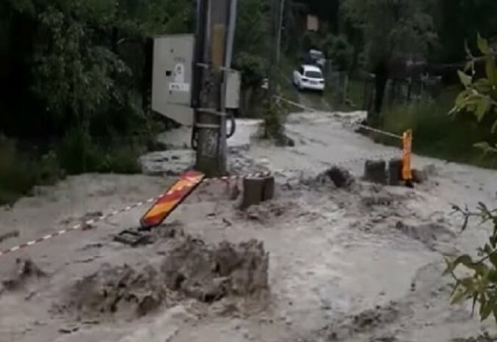 Locuințe inundate în mai multe localități din Prahova