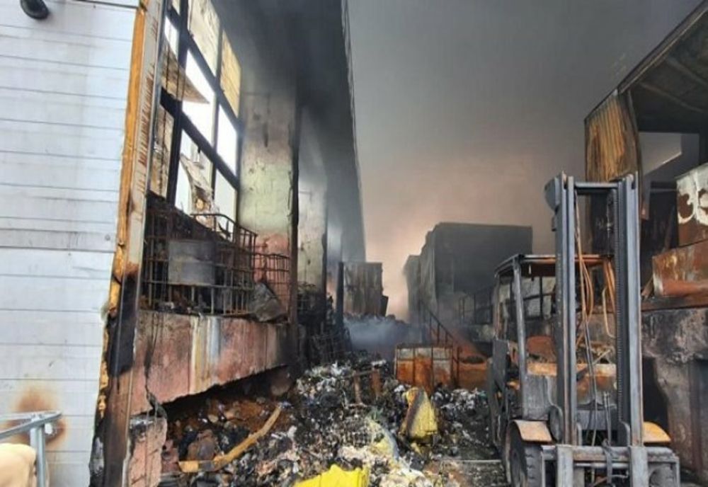 ISU Prahova inundă cu 300 de tone de apă hala de la Brazi, afectată de incendiu