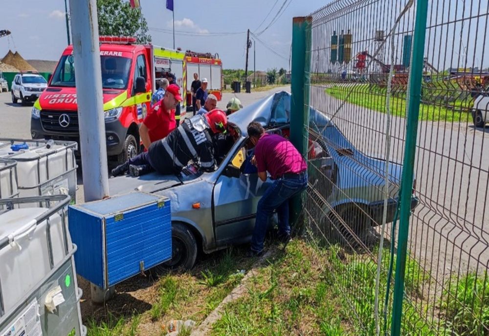 Prahova. Un șofer de 78 de ani a intrat cu mașina în stâlp