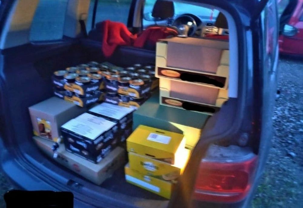 Bărbați surprinși de jandarmii prahoveni în timp ce sustrăgeau produse alimentare din remorca unui autotren