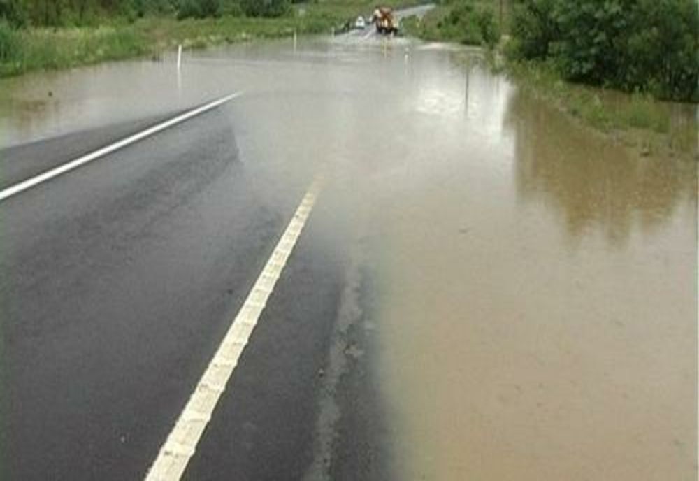Drumuri inundate în două localități din Prahova